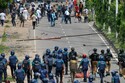 AFP: Studentské protesty v Bangladéši mají 32 mrtvých, hoří budova televize