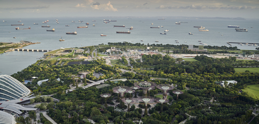 Dva ropné tankery začaly po srážce u Singapuru hořet, hrozí únik ropy