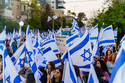 Tisíce Izraelců protestují proti Netanjahuově odletu do USA, neuzavře-li příměří