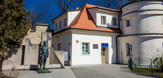 Lidé si dnes u hvězdárny na Petříně připomněli 144. výročí narození Štefánika