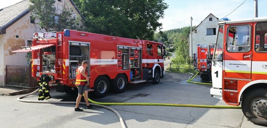 Hasiči lokalizovali požár pneumatik v Postřekově na Domažlicku