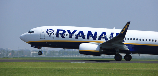 Ryanairu překvapivě klesl čtvrtletní zisk o 46 procent, méně vybral na letenkách