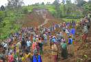 Počet obětí dvou pondělních sesuvů půdy na jihu Etiopie vzrostl na 157