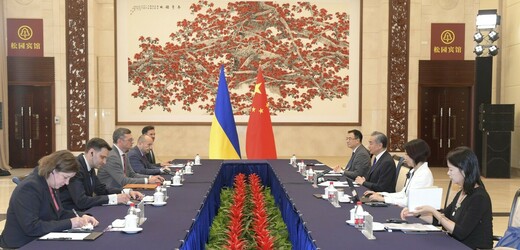 Čína usiluje o bilaterální vztahy s Ukrajinou, uvedl ministr zahraničí Wang I