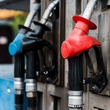 Ceny paliv v Česku dále klesají