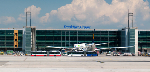 Klimatičtí aktivisté dnes narušili provoz na letišti ve Frankfurtu nad Mohanem