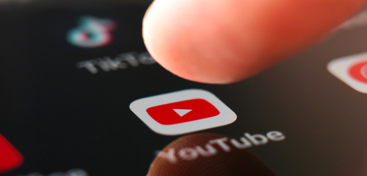 Ruské úřady schválně zpomalují server YouTube v Rusku, připustil poslanec Alexandr Chinštejn