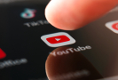 Ruské úřady schválně zpomalují server YouTube v Rusku, připustil poslanec Alexandr Chinštejn
