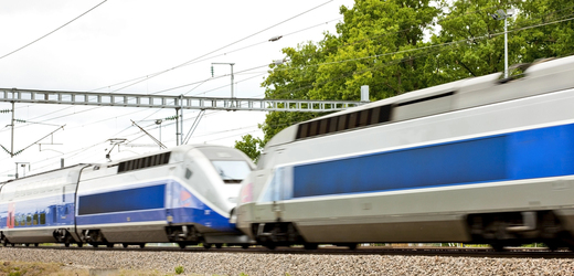 Francouzská vysokorychlostní železnice v noci čelila koordinované žhářské sabotáži