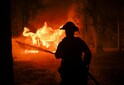Muž v USA podle policie stlačil hořící vůz do příkopu a zažehl lesní požár