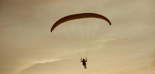 Paraglidistka uvízla na Přerovsku v korunách stromů, na zem ji dostali hasiči