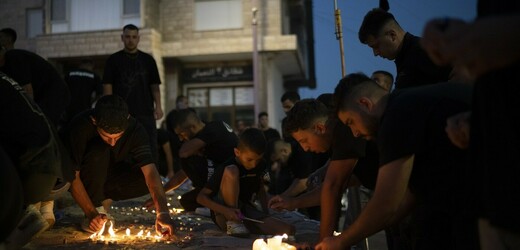 Tisíce lidí přišly na pohřeb dětí zabitých při sobotním raketovém útoku na Madždal Šams
