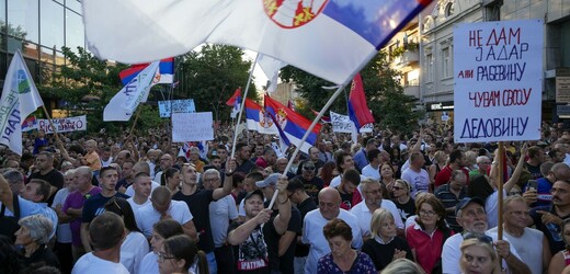 Tisíce Srbů demonstrovaly proti těžbě lithia dohodnuté s EU