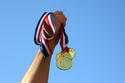 Za medaile z olympiády dostávají sportovci peníze, ale i byty nebo krávy