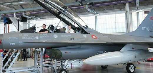 Na Ukrajinu dorazily první stíhačky F-16 od západních spojenců, píší agentury