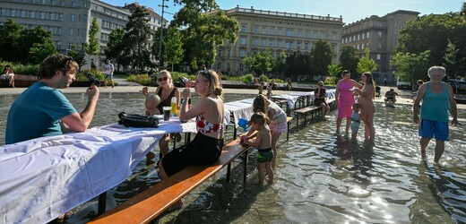 Na náměstí v Brně lidé usedli u dlouhého stolu, konala se sousedská slavnost