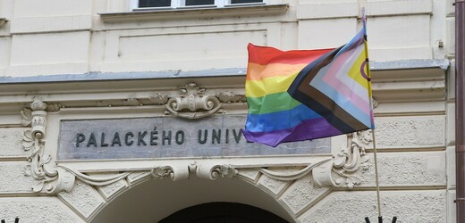 Filozofická fakulta UP veřejně podpořila LGBT komunitu, vyvěsila vlajku