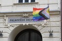 Filozofická fakulta UP veřejně podpořila LGBT komunitu, vyvěsila vlajku