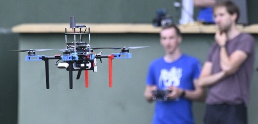 S drony s umělou inteligencí dnes soutěžili v Praze účastníci letní školy