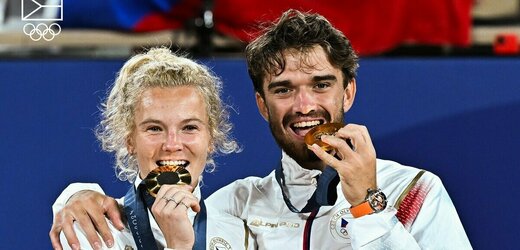 Tenisté Macháč a Siniaková mají olympijské zlato v mixu, šermíři senzační bronz