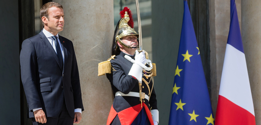 Macron odsoudil online útoky a šikanu uměleckého šéfa slavnostního zahájení OH v Paříži Jollyho