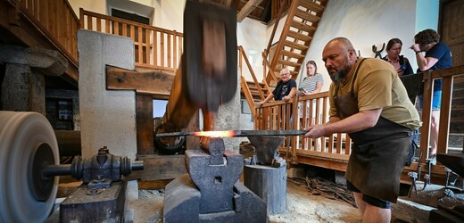 Ve Šlakhamru na Žďársku dnes zprovoznili vodou poháněný hamr