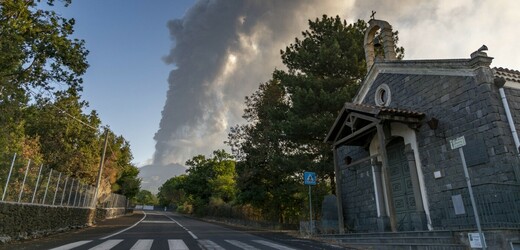 Letiště v sicilské Katánii dnes omezilo provoz kvůli erupci sopky Etna