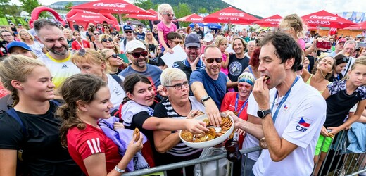 Stovky lidí dnes čekaly na bronzový olympijský tým šermířů i na Olympijském festivalu v Mostě