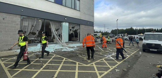 Policie zasahovala u Birminghamu proti skupině útočící na hotel s migranty