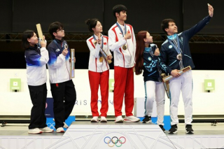 Paříž 2024: Medailisté se poprvé v historii dělí o své vítězné úsměvy s fanoušky v rámci tzv. Victory Selfie, pořízené pomocí Galaxy Z Flip6 Olympic Edition