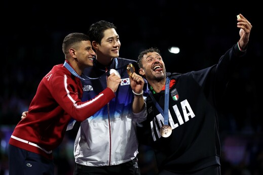 Paříž 2024: Medailisté se poprvé v historii dělí o své vítězné úsměvy s fanoušky v rámci tzv. Victory Selfie, pořízené pomocí Galaxy Z Flip6 Olympic Edition