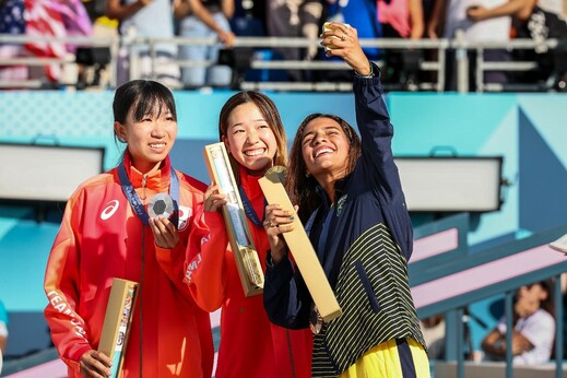 Paříž 2024: Medailisté se poprvé v historii dělí o své vítězné úsměvy s fanoušky v rámci tzv. Victory Selfie, pořízené pomocí Galaxy Z Flip6 Olympic Edition