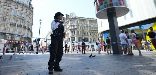 Britská policie zadržela jednoho muže po pobodání dívky a ženy v centru Londýna