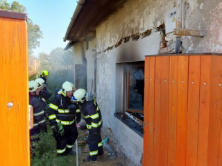 Hasiči likvidovali požár domu na Olomoucku, muž utrpěl popáleniny