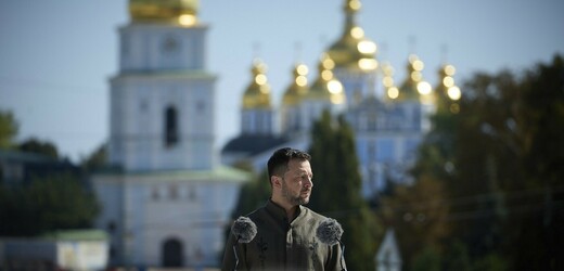 Pětice členů ukrajinské vlády nabídla demise, o odvolání má jednat parlament