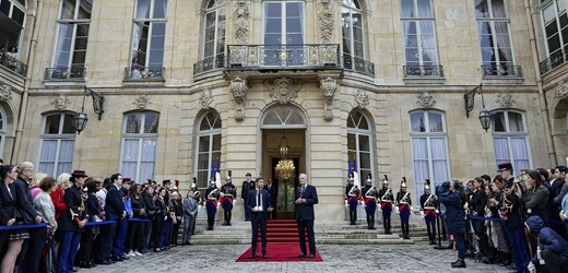 Macron jmenoval premiérem Francie bývalého ministra zahraničí Michela Barniera