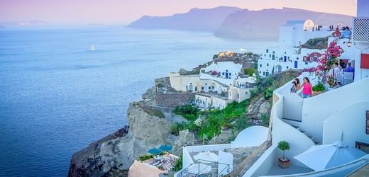 Řecko chce zavést poplatek 20 eur pro turisty na ostrovech Santorini a Mykonos