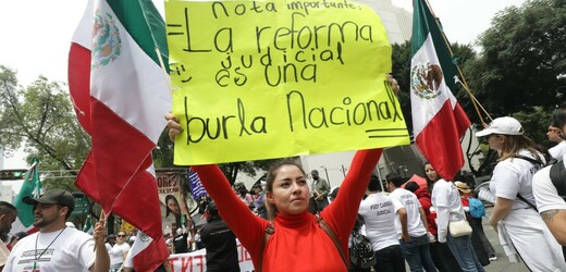 Mexický Senát kvůli vpádu demonstrantů přerušil projednávání justiční reformy