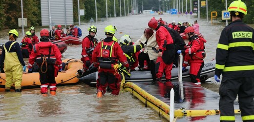 Česko dál sužují povodně, mají tři oběti, na jihu má pršet do středy