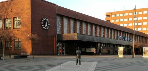 Pardubický obvod požaduje tři miliony za pokácení jasanu u nádraží 