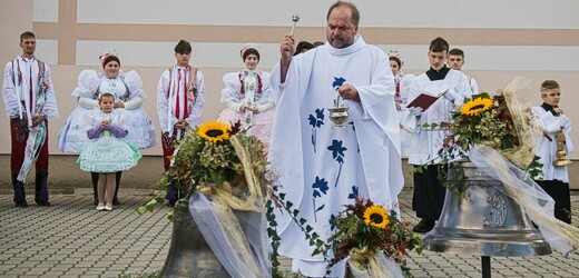 Obec Hrušky poničená tornádem má požehnané dva nové zvony pro obnovený kostel