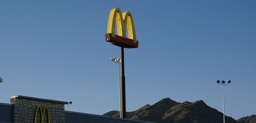 BBC: V britské pobočce McDonald’s pracovali jako moderní otroci Češi