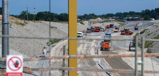 Stavebnictví i průmysl v srpnu stouply, zahraniční obchod skončil v přebytku