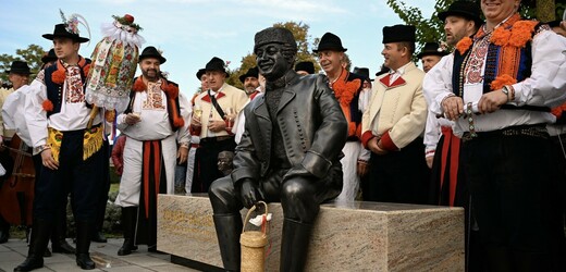 Vypravěče Galušku připomíná nově v Uherském Ostrohu lavička se sochou