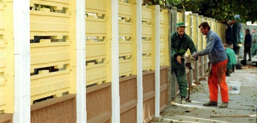 Plot v ústecké Matiční ulici vzbudil v roce 1999 kritiku doma v cizině