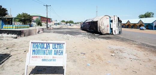 Přes 140 Nigerijců zahynulo, když si chtěli nabrat benzín z havarované cisterny