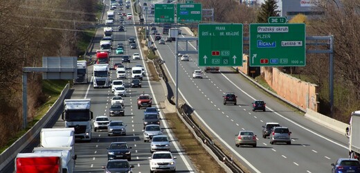 Na dálnici D1 nedaleko Prahy srazilo auto vlka, usmrcené zvíře čeká pitva