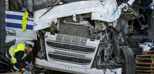 Nákladní auto při nárazu do autobusové zastávky v Izraeli zranilo přes 30 lidí