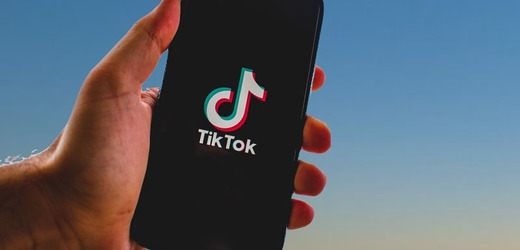 Sedm rodin ve Francii žaluje TikTok za odpovědnost za psychický stav jejich dětí