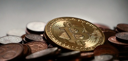 Bitcoin je blízko 90.000 USD, hodnota kryptoměn přesáhla maximum z pandemie